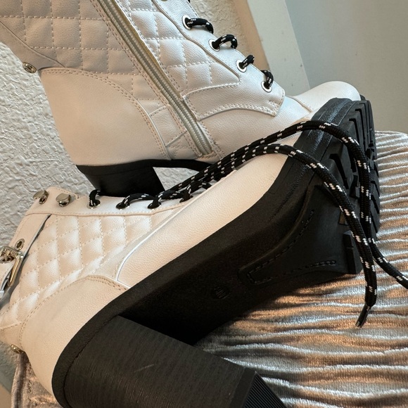 Guess - Picture 3 of 3